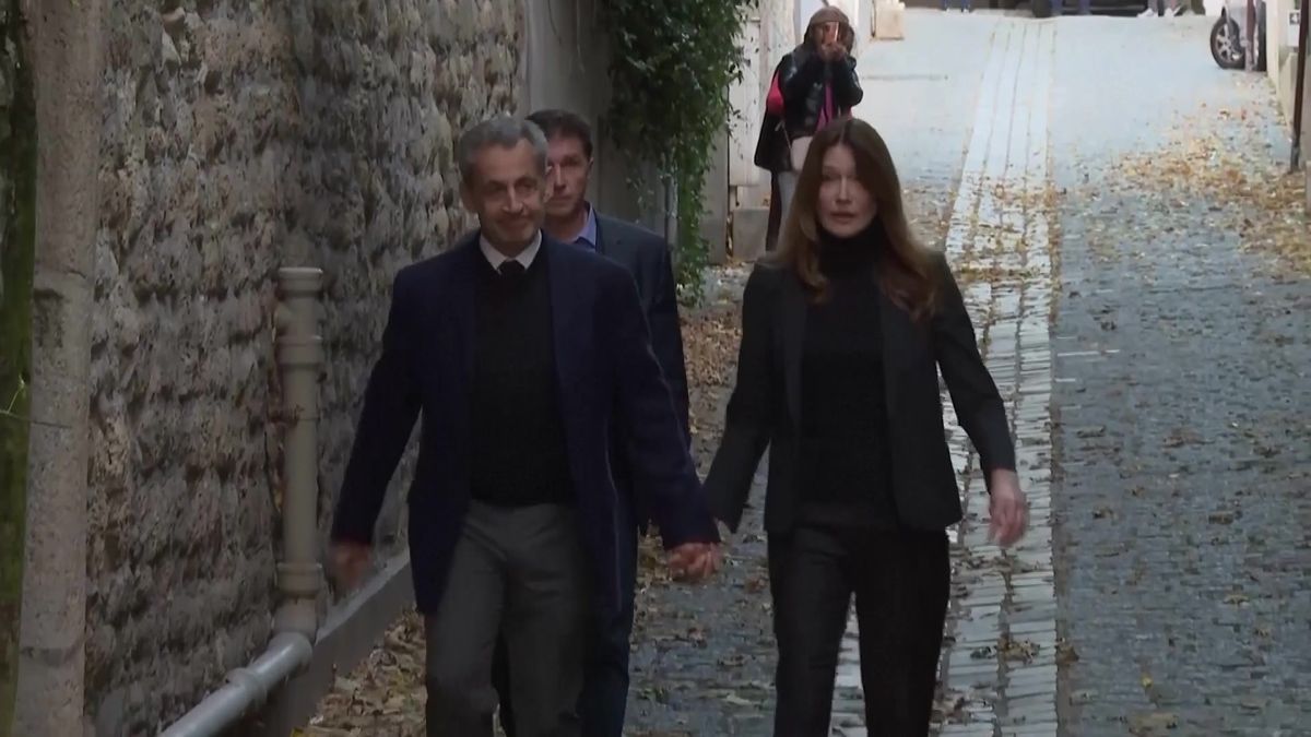 Obrazem: Poslední polibek s manželkou. Sarkozy nastoupil do vězení